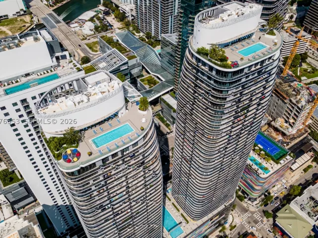2-bedroom condo for sale in Miami - 45 SW 9th St 1706 - MondialRealty