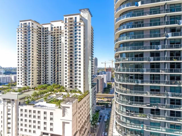 2-bedroom condo for sale in Miami - 45 SW 9th St 1706 - MondialRealty