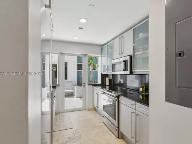 2-bedroom home for rent in Miami Beach - 204 Washington Ave 13 - MondialRealty