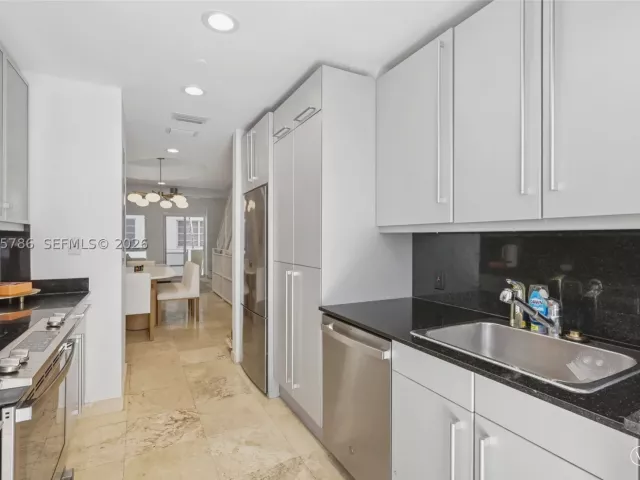 2-bedroom home for rent in Miami Beach - 204 Washington Ave 13 - MondialRealty