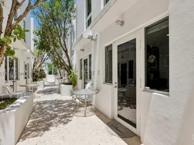 2-bedroom home for rent in Miami Beach - 204 Washington Ave 13 - MondialRealty