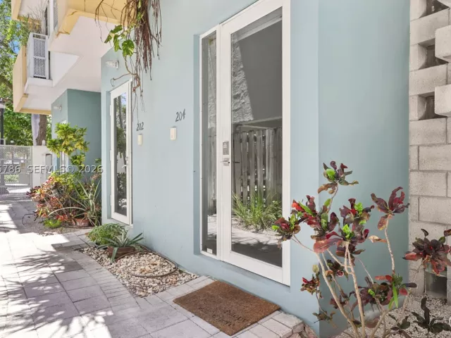2-bedroom home for rent in Miami Beach - 204 Washington Ave 13 - MondialRealty