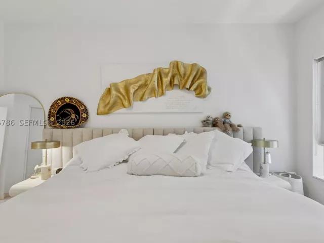2-bedroom home for rent in Miami Beach - 204 Washington Ave 13 - MondialRealty