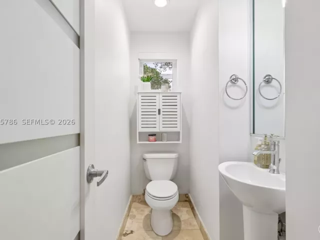 2-bedroom home for rent in Miami Beach - 204 Washington Ave 13 - MondialRealty