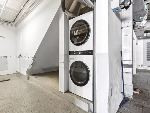 2-bedroom home for rent in Miami Beach - 204 Washington Ave 13 - MondialRealty