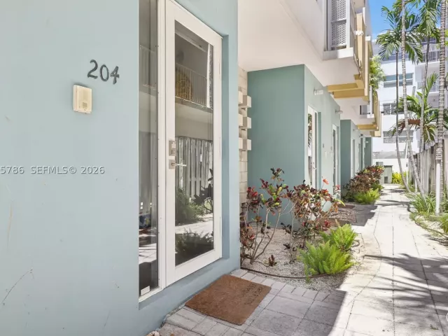 2-bedroom home for rent in Miami Beach - 204 Washington Ave 13 - MondialRealty