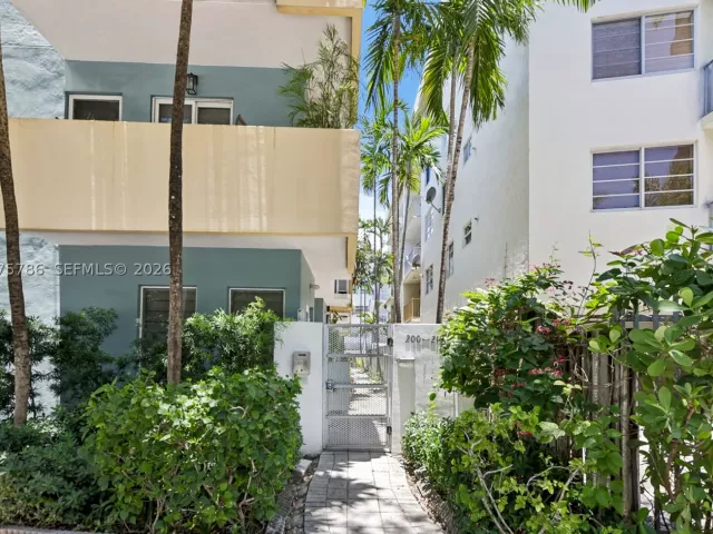 2-bedroom home for rent in Miami Beach - 204 Washington Ave 13 - MondialRealty