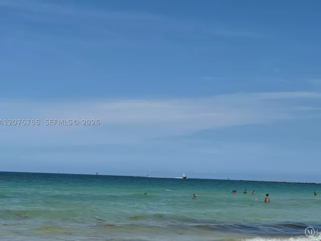 2-bedroom home for rent in Miami Beach - 204 Washington Ave 13 - MondialRealty