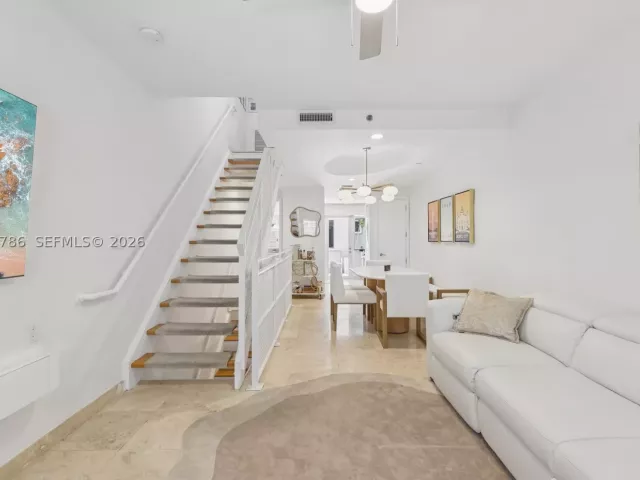 2-bedroom home for rent in Miami Beach - 204 Washington Ave 13 - MondialRealty