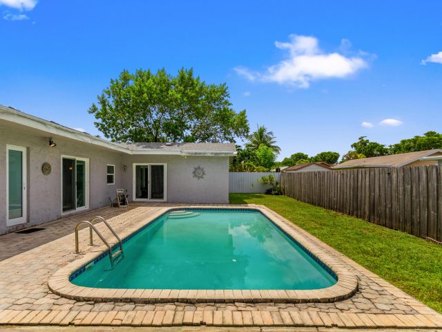 3-bedroom home for sale in Pembroke Pines - 8621 NW 3RD Street - MondialRealty