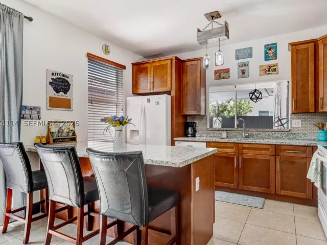 3-bedroom home for rent in Miami - 16082 SW 68th Ter 0 - MondialRealty