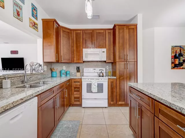 3-bedroom home for rent in Miami - 16082 SW 68th Ter 0 - MondialRealty