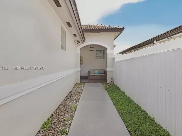 3-bedroom home for rent in Miami - 16082 SW 68th Ter 0 - MondialRealty