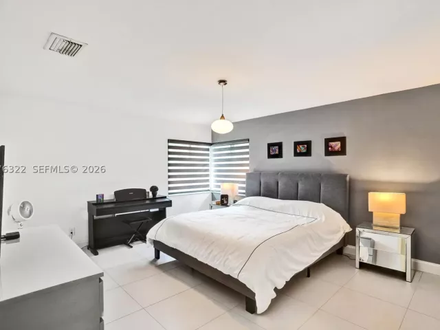 3-bedroom home for sale in Hollywood - 18 Boxwood Rd - MondialRealty