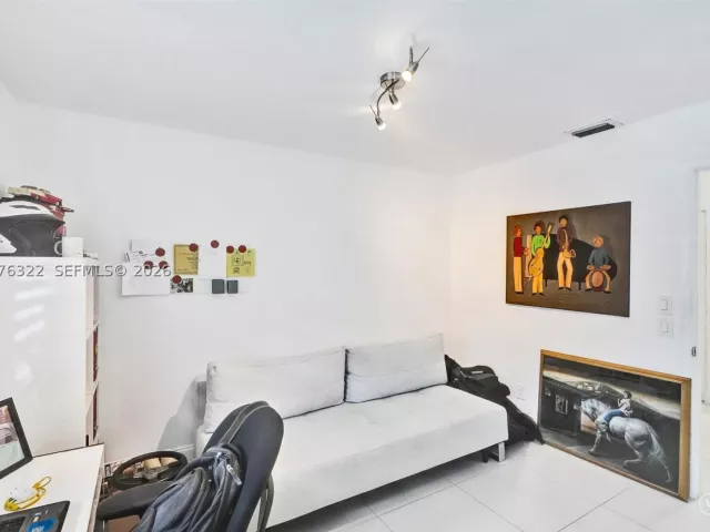 3-bedroom home for sale in Hollywood - 18 Boxwood Rd - MondialRealty