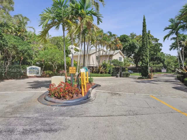 3-bedroom home for sale in Hollywood - 18 Boxwood Rd - MondialRealty