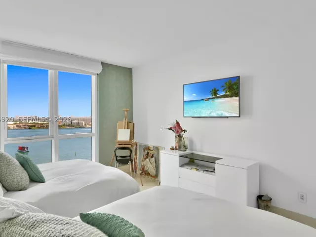 2-bedroom condo for sale in Miami - 901 Brickell Key Blvd 1807 - MondialRealty