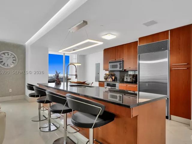 2-bedroom condo for sale in Miami - 901 Brickell Key Blvd 1807 - MondialRealty
