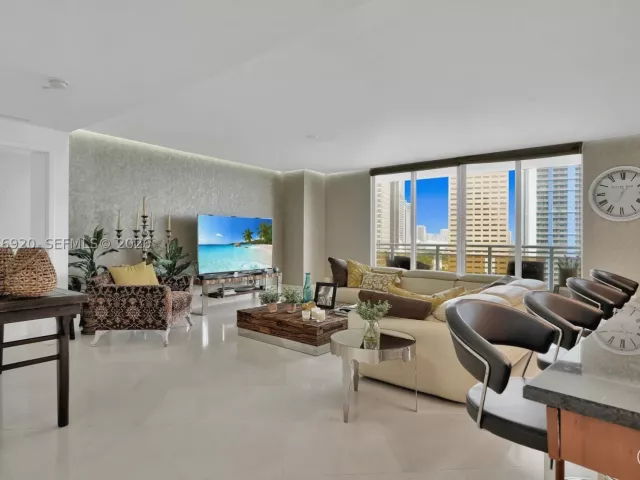 2-bedroom condo for sale in Miami - 901 Brickell Key Blvd 1807 - MondialRealty