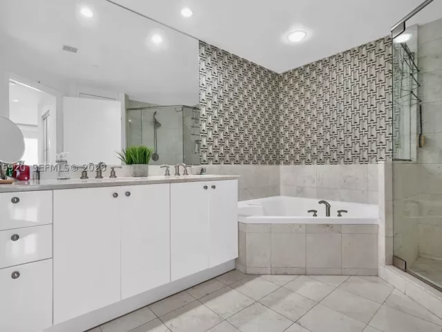 2-bedroom condo for sale in Miami - 901 Brickell Key Blvd 1807 - MondialRealty