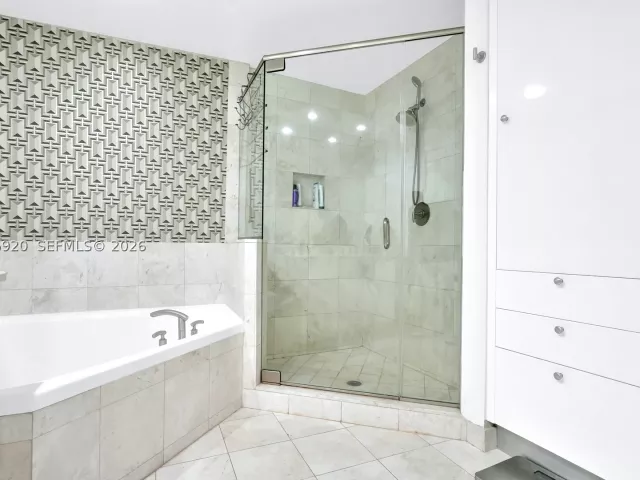 2-bedroom condo for sale in Miami - 901 Brickell Key Blvd 1807 - MondialRealty