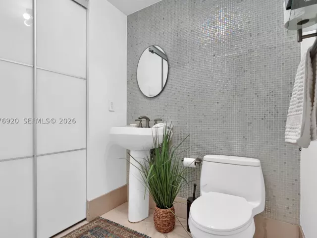 2-bedroom condo for sale in Miami - 901 Brickell Key Blvd 1807 - MondialRealty