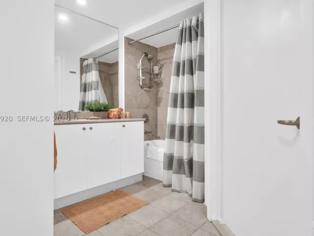 2-bedroom condo for sale in Miami - 901 Brickell Key Blvd 1807 - MondialRealty