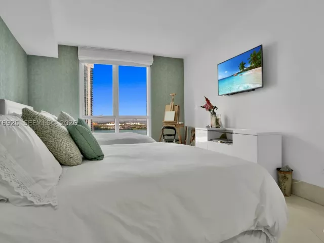 2-bedroom condo for sale in Miami - 901 Brickell Key Blvd 1807 - MondialRealty