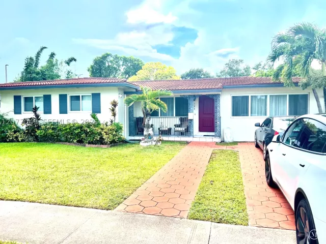 3-bedroom home for sale in Hollywood - 106 N 32nd Ave - MondialRealty