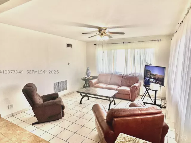 3-bedroom home for sale in Hollywood - 106 N 32nd Ave - MondialRealty