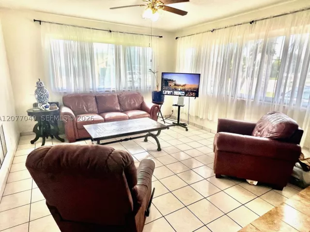 3-bedroom home for sale in Hollywood - 106 N 32nd Ave - MondialRealty