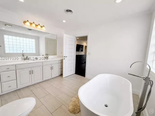 4-bedroom home for sale in Fort Lauderdale - 2830 NE 56th Ct - MondialRealty