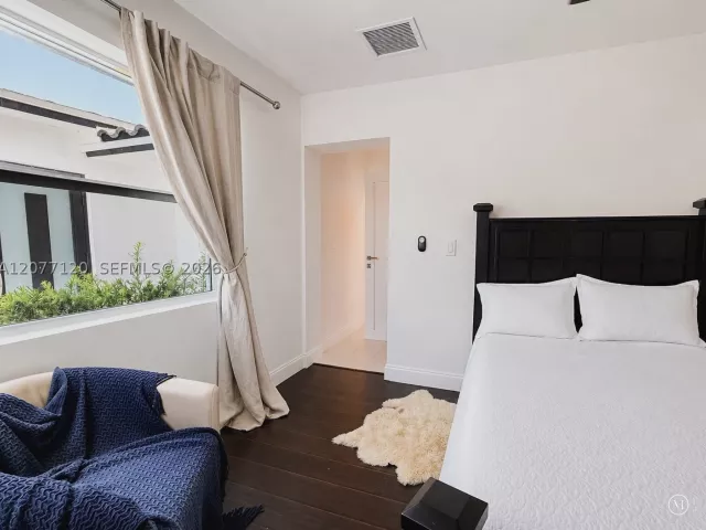 4-bedroom home for sale in Fort Lauderdale - 2830 NE 56th Ct - MondialRealty