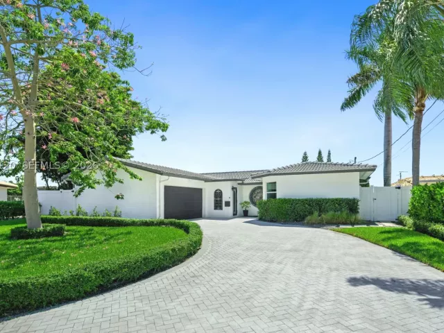 4-bedroom home for sale in Fort Lauderdale - 2830 NE 56th Ct - MondialRealty