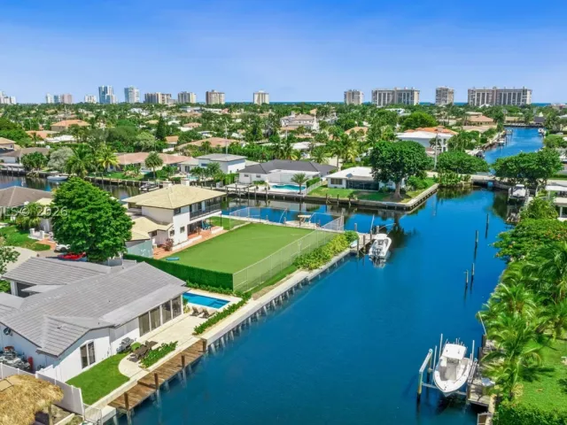 4-bedroom home for sale in Fort Lauderdale - 2830 NE 56th Ct - MondialRealty