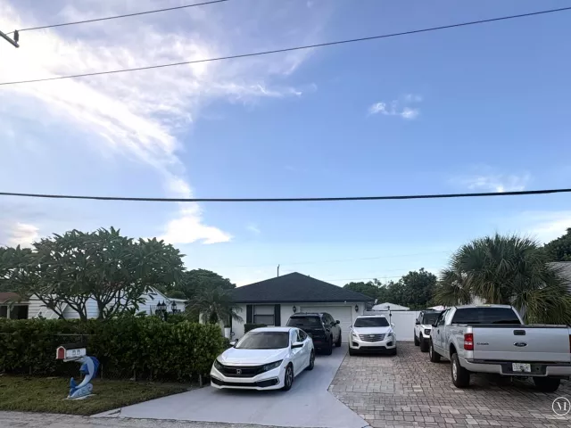 3-bedroom home for sale in West Palm Beach - 821 Hampton Road - MondialRealty