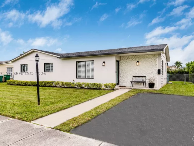 3-bedroom home for rent in Miami - 5210 SW 128th Ct - MondialRealty