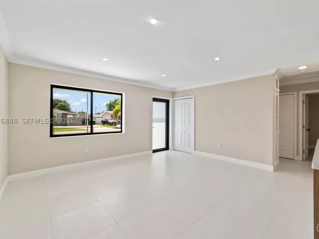 5-bedroom home for sale in Hollywood - 220 N 69th Ter - MondialRealty