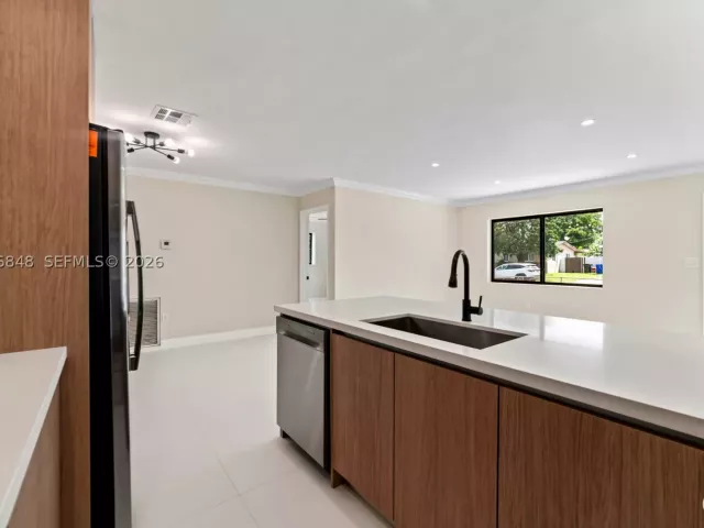 5-bedroom home for sale in Hollywood - 220 N 69th Ter - MondialRealty