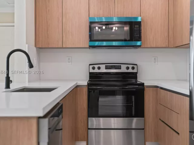 5-bedroom home for sale in Hollywood - 220 N 69th Ter - MondialRealty