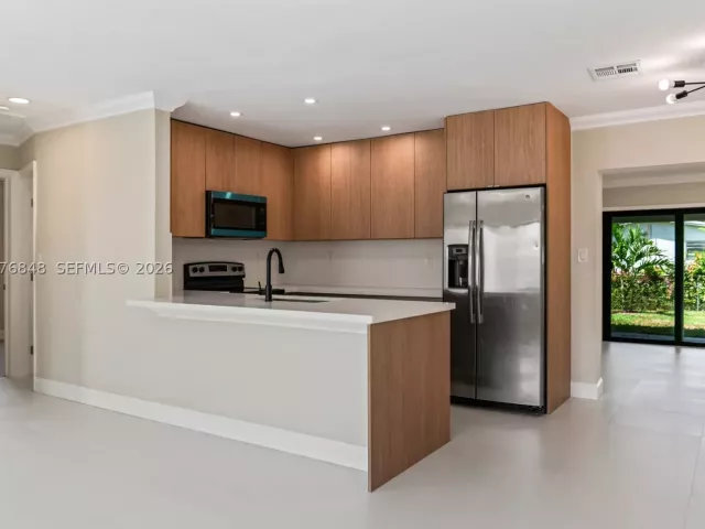 5-bedroom home for sale in Hollywood - 220 N 69th Ter - MondialRealty