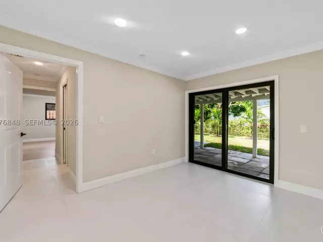5-bedroom home for sale in Hollywood - 220 N 69th Ter - MondialRealty