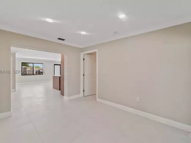 5-bedroom home for sale in Hollywood - 220 N 69th Ter - MondialRealty