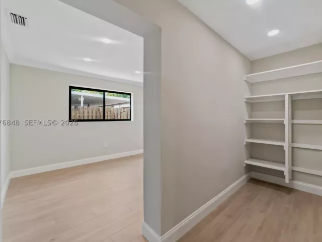 5-bedroom home for sale in Hollywood - 220 N 69th Ter - MondialRealty