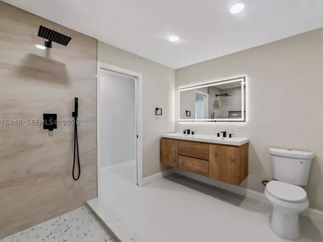 5-bedroom home for sale in Hollywood - 220 N 69th Ter - MondialRealty