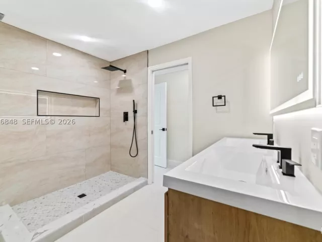 5-bedroom home for sale in Hollywood - 220 N 69th Ter - MondialRealty