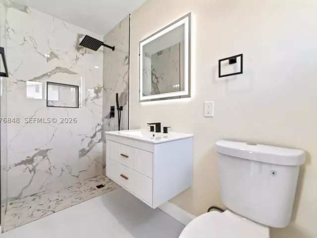 5-bedroom home for sale in Hollywood - 220 N 69th Ter - MondialRealty