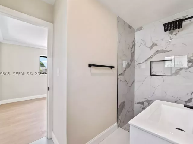 5-bedroom home for sale in Hollywood - 220 N 69th Ter - MondialRealty