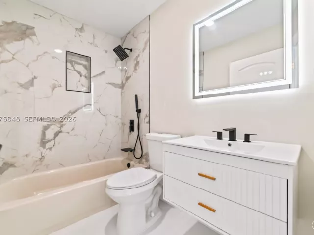 5-bedroom home for sale in Hollywood - 220 N 69th Ter - MondialRealty