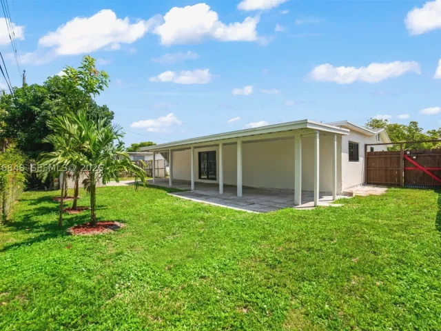 5-bedroom home for sale in Hollywood - 220 N 69th Ter - MondialRealty